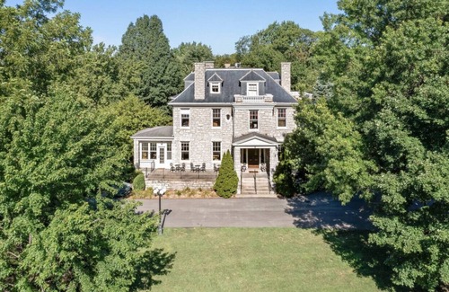 Independence Apartment | Historic 9 BR/10 bath with putting green/splash pad