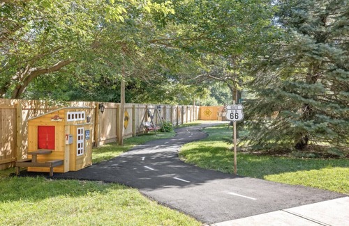 Independence Apartment | Historic 9 BR/10 bath with putting green/splash pad