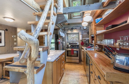 Ouray Cabin | Historic Cabin-Near Downtown-Pet Friendly-Front Porch with Amazing Views!
