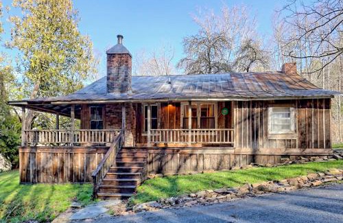 Bryson City House | Historic Cabin with Porch and Firepit 5 Minutes from Bryson City
