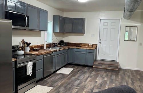 Chapin House | Historic Charm on the Lake Stay by a 475 Year-Old Oak with Private Dock BoatRamp