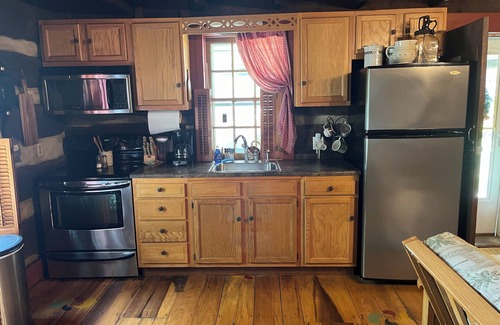 Zanesville Cabin | Historic, cozy cabin at Headley Inn Winery & Vineyard with WiFi, AC & Fireplace