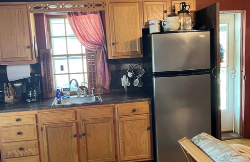 Zanesville Cabin | Historic, cozy cabin at Headley Inn Winery & Vineyard with WiFi, AC & Fireplace