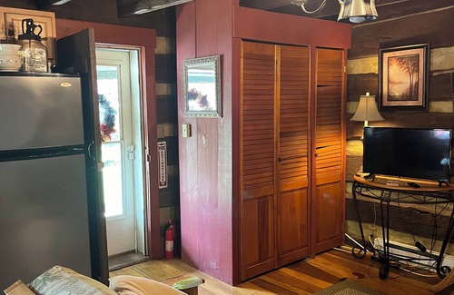 Zanesville Cabin | Historic, cozy cabin at Headley Inn Winery & Vineyard with WiFi, AC & Fireplace