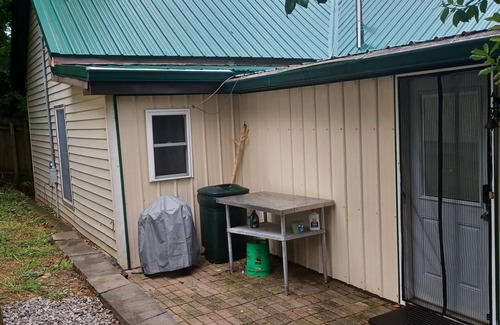 Eddyville House | Historic Cozy Cottage 5 to 10 Mins. from, Fishing, Golfing, Waterpark, Hunting