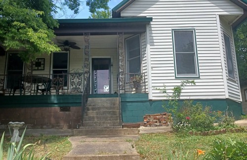 Eddyville House | Historic Cozy Cottage 5 to 10 Mins. from, Fishing, Golfing, Waterpark, Hunting