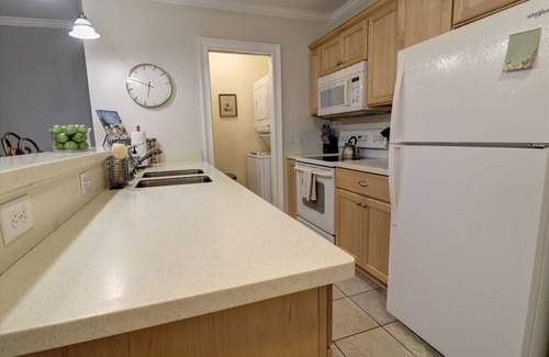 Historic Downtown Savannah Condo | Historic District Garden Condo-Garage Parking! Pets Upon Approval!