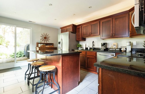 Dubuque House | Historic Downtown townhouse