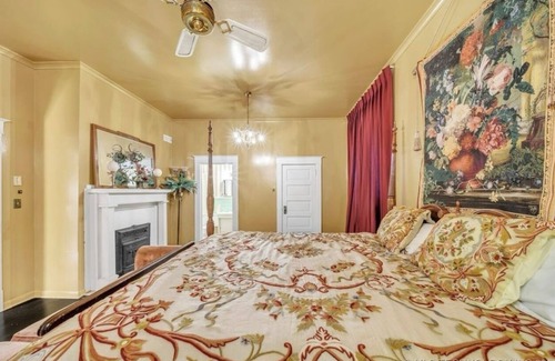 Muskogee Bed & Breakfast | Historic Farmer Mansion in the heart of Muskogee with 5 bedrooms and WiFi, AC.