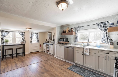 Cheatham County Other | Historic Farmhouse w Pond/Firepit/porch swing/Horses near Nashville