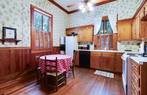 Scott House | Historic Home Downtown Scott: Sleeps 6, Near I-10