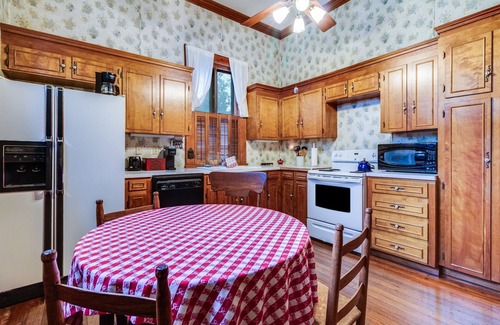 Scott House | Historic Home Downtown Scott: Sleeps 6, Near I-10