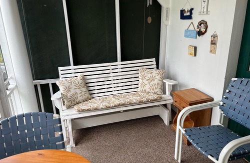 Lakeside Cottage | Historic Lakeside cottage close to downtown.