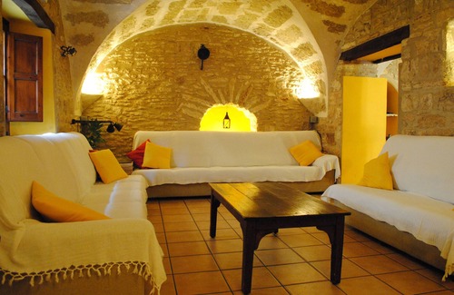 Mata House | Historic & traditional Catalan villa with heated pool, 2 km. from Banyoles lake.