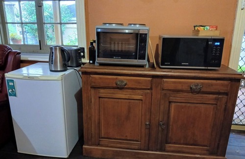 Dongara Cottage | Historic Tyford House, close to all amenities