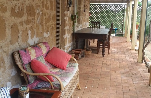 Dongara Cottage | Historic Tyford House, close to all amenities