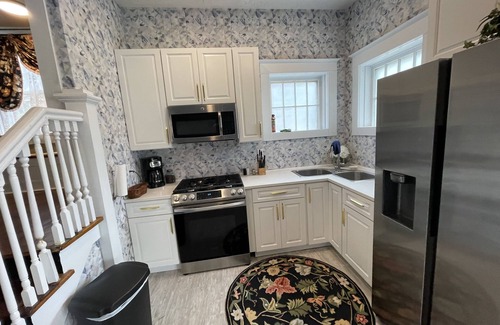 Walnut Street House | Historic Walnut Street Huge Home 8 bedrooms 4 bath