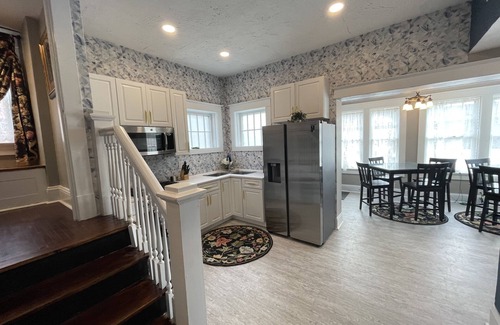 Walnut Street House | Historic Walnut Street Huge Home 8 bedrooms 4 bath