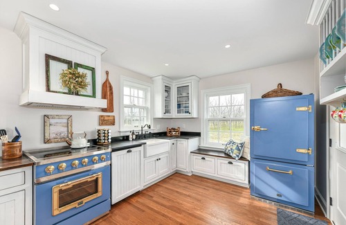 Sheridan House | Historical Homestead in peaceful farmland, only minutes away from Grand Park!