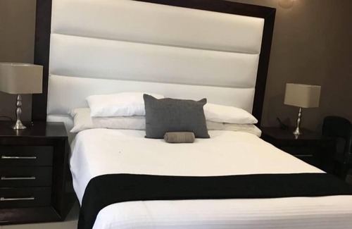 Metz Hotel | Hlakula Lake Resort