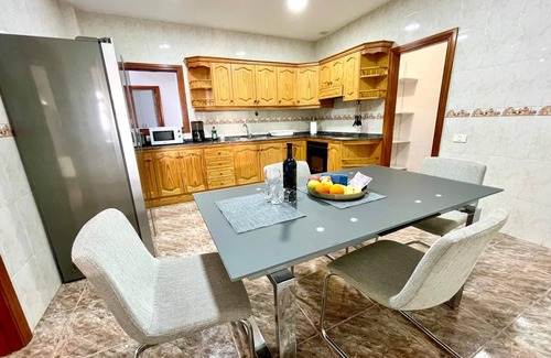 Santa Maria de Guia de Gran Canaria House | Hliday Home Vivienda Vacacional Casa Anthony with Sea View, Terrace & Wi-Fi