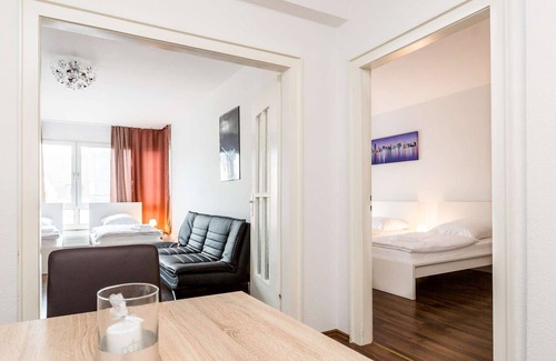 Golzheim Apartment | HÖ01 large apartment with dryer and washing machine