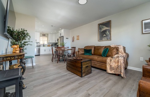 Oakwood House | Hobbiton Charm 2 BR Townhouse with LOTR inspired theme.