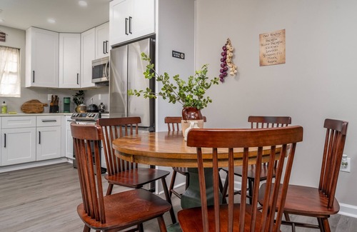 Oakwood House | Hobbiton Charm 2 BR Townhouse with LOTR inspired theme.