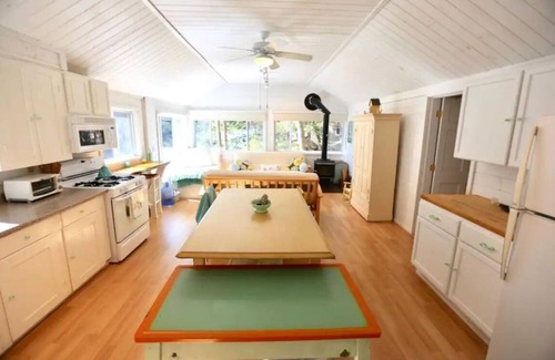 Winona House | Hobie's Landing - Blissful lake Side Cottage on Winona Lake!