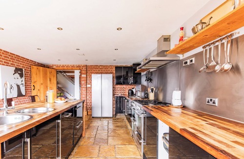 Bradwell House | Hobland Barn is a striking 18th-century conversion in Bradwell, offering generous accommodation for up to 12 guests. With elegant interiors, a private pool, and proximity to both the Norfolk countryside and sandy beaches!