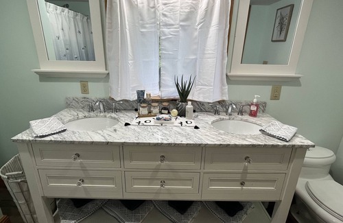 Logan Resort | Hocking Hills Getaway @ Pine Creek Villas! The Oak Room - Honeymoon Suite