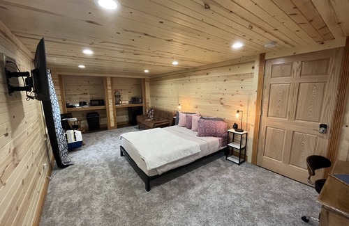 Logan Resort | Hocking Hills Getaway @ Pine Creek Villas! The Oak Room - Honeymoon Suite