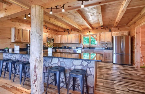 Logan Cabin | Hocking Hills Laikyns Lodge with Indoor pool- Great View!