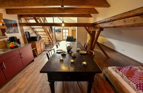 Neureichenau Apartment | Hofatelier Menacher Klassikgalerie - 63 sqm studio with gallery and balcony