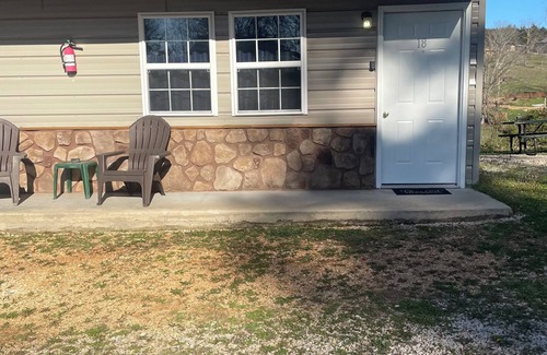 Eminence Cottage | Hogan's Hideout Duplex #18 is a cozy, private duplex