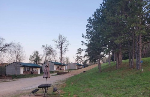 Eminence Cottage | Hogan's Hideout Duplex #18 is a cozy, private duplex