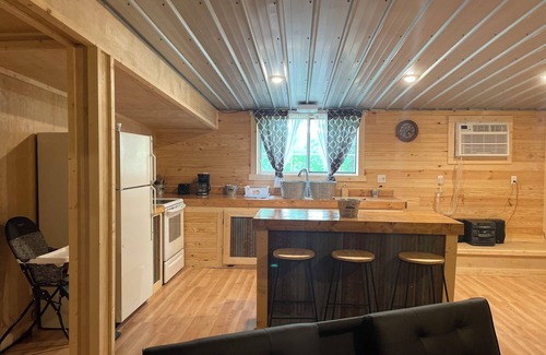 Eminence Apartment | Hogan's Hideout Suite is an adorable 3-bedroom rustic suite.