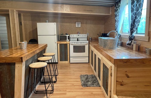 Eminence Apartment | Hogan's Hideout Suite is an adorable 3-bedroom rustic suite.