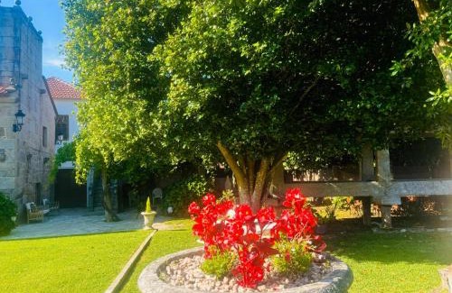 Sabaris Apartment | Holibai, Miña Xoia, Villa con historia y jardín exquisito en Galicia