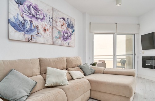 Playa Granada Apartment | Holiday Apartment "Luxury On The Beachfront" near beach with Shared Pool & Wi-Fi