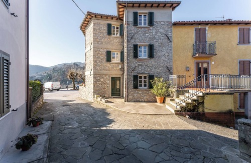 Molazzana Apartment | Holiday Apartment 'Melograni 7' with Terrace