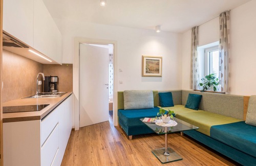 Terlano Apartment | Holiday Apartment "Rosengarten B" with Mountain View, Private Terrace & Wi-Fi