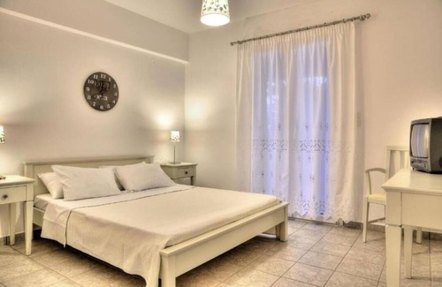 Chrissi Akti Apartment | Holiday Apartment "Tzane" with Sea View, Shared Pool & Wi-Fi