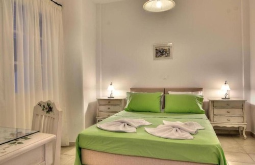 Chrissi Akti Apartment | Holiday Apartment "Tzane" with Sea View, Shared Pool & Wi-Fi