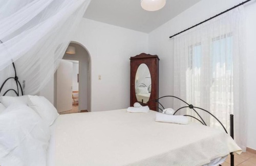 Chrissi Akti Apartment | Holiday Apartment "Tzane" with Sea View, Shared Pool & Wi-Fi