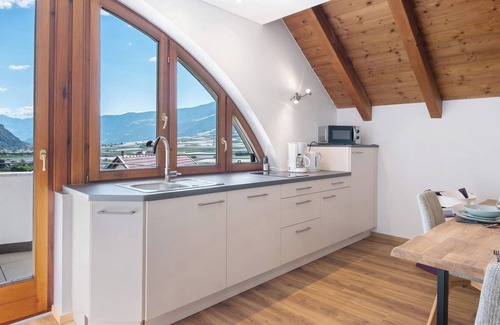 Castelbello-Ciardes Apartment | Holiday Apartment 'Vinlauris B' with Mountain View, Wi-Fi and Air Conditioning