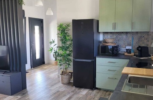 Chiclana de la Frontera House | Holiday Home 'La Casita' with Shared Pool, Wi-Fi and Air Conditioning