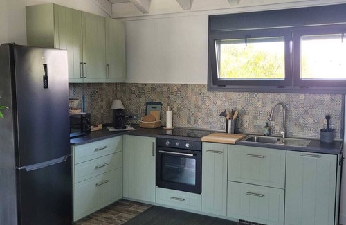 Chiclana de la Frontera House | Holiday Home 'La Casita' with Shared Pool, Wi-Fi and Air Conditioning