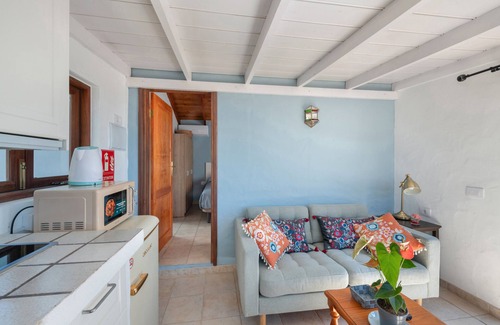 Los Llanos de Aridane Apartment | Holiday Home 'Las Perseidas' with Mountain Views, Wi-Fi and Air Conditioning