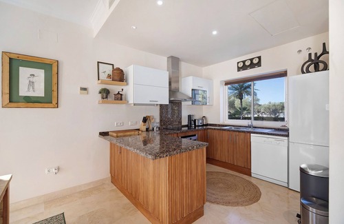 Arcos de la Frontera House | Holiday Home "Arcos golf Adosado 2 dormitorios" with Mountain View, Shared Pool & Wi-Fi